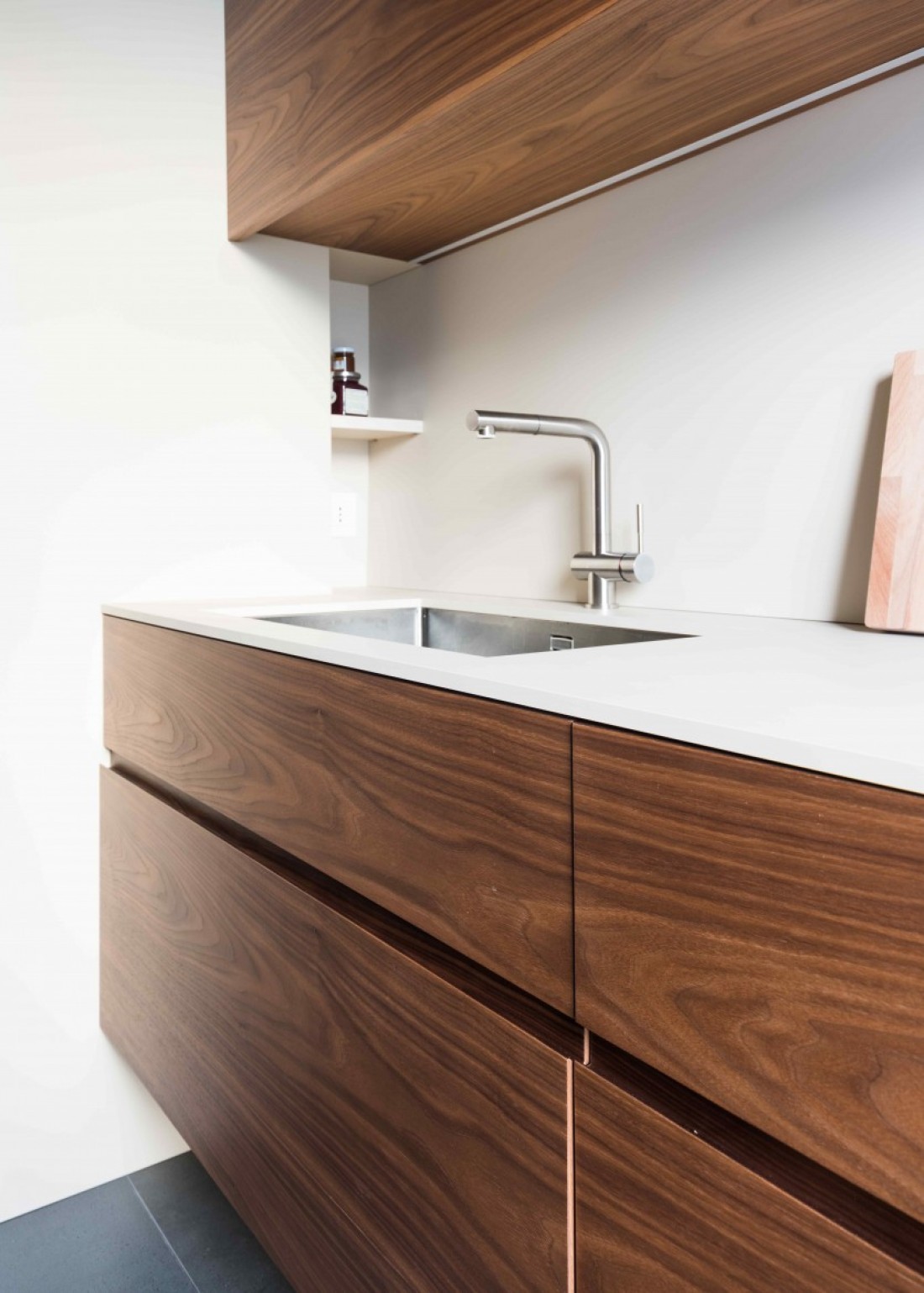 Cucina in noce canaletto con colonne laccate