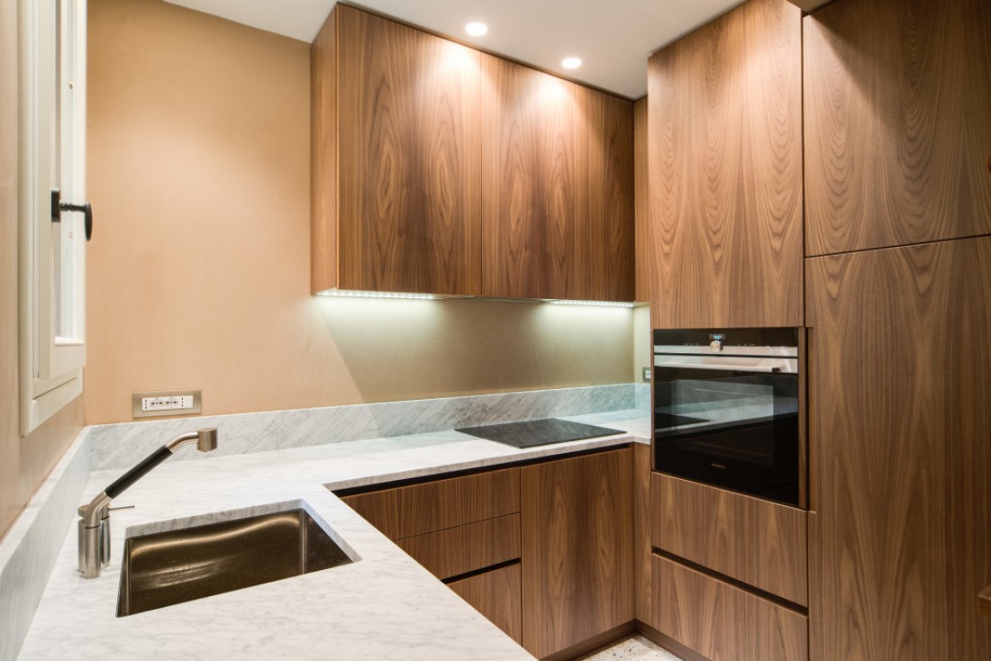 cucina in noce canaletto con piani in Carrara