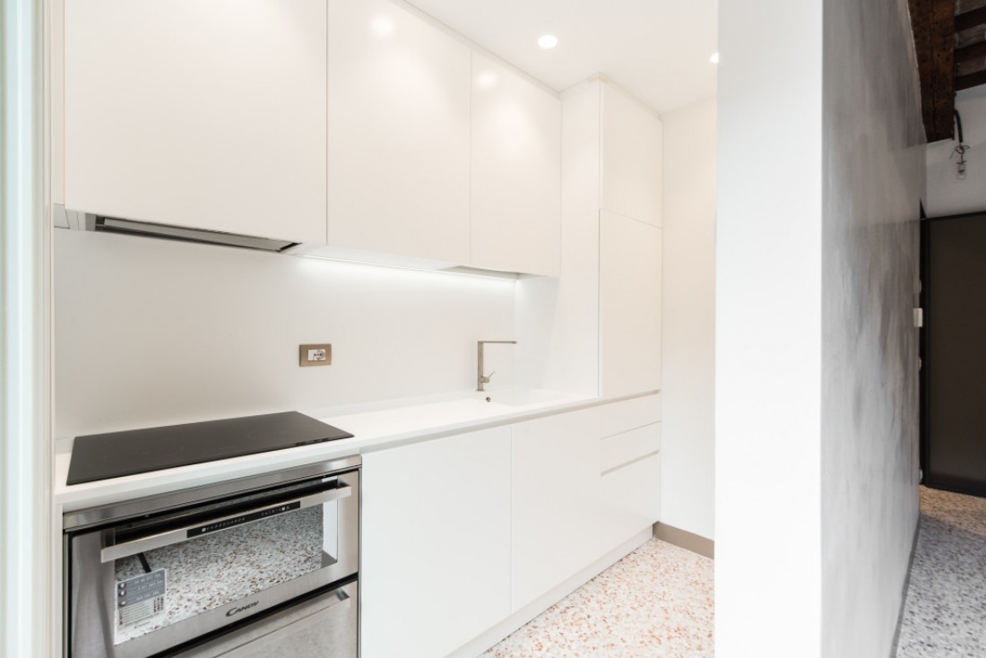 Cucina laccata con piano e schienale in corian