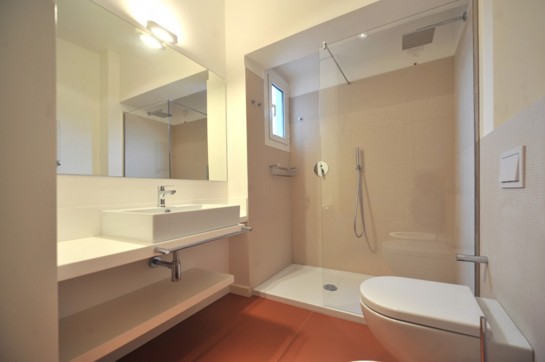Mobile bagno con piani in corian