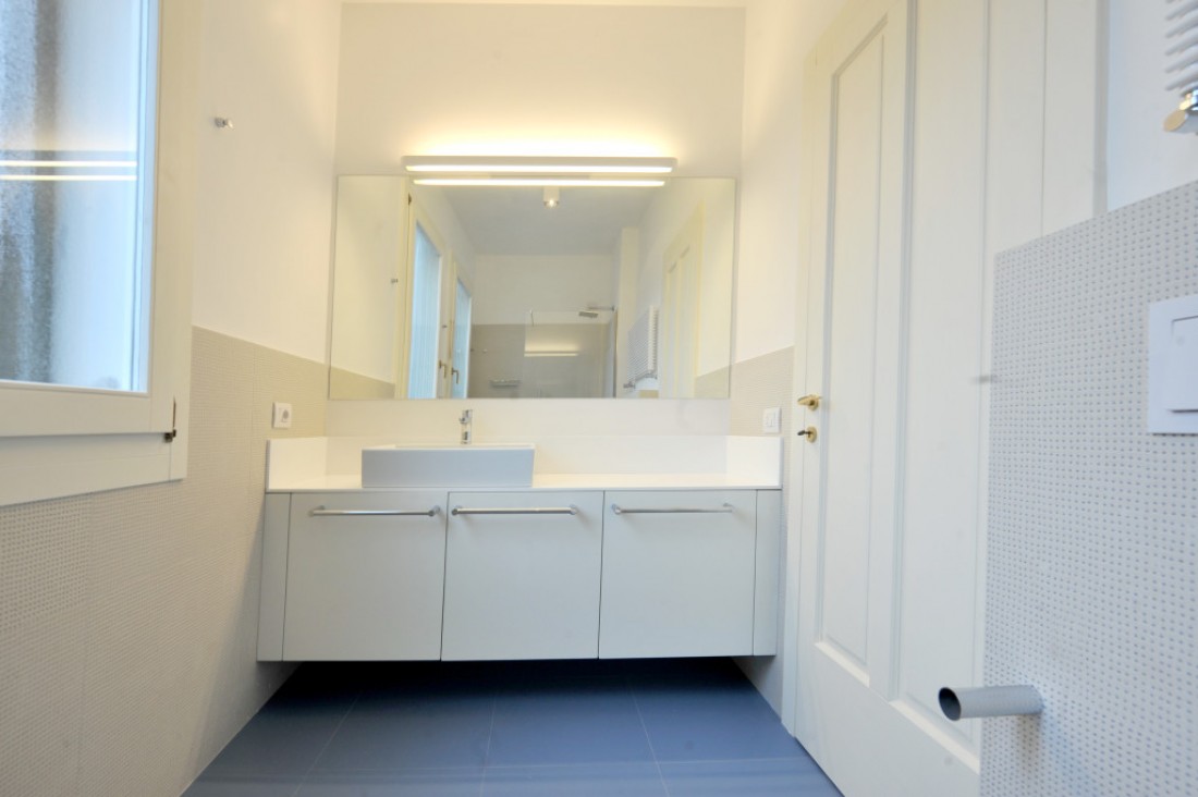 Mobile bagno con piani in corian